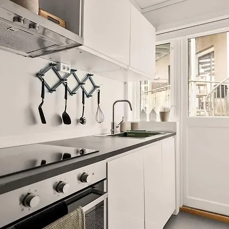Dinbnb I Views & Street Parking In Sandviken Apartment *