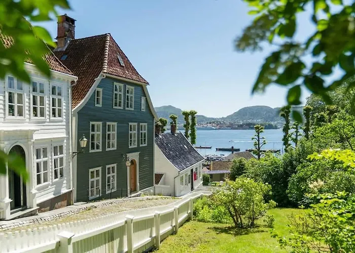 Apartament Dinbnb I Views & Street Parking In Sandviken Bergen