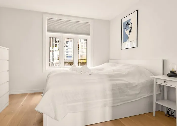 Dinbnb I Views & Street Parking In Sandviken *