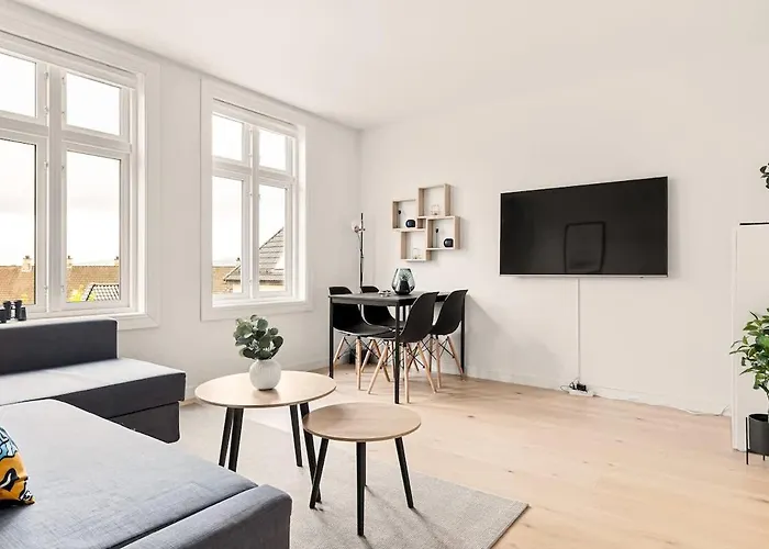 Dinbnb I Views & Street Parking In Sandviken